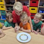 Dziecko z panią wykonuje doświadczenie - tęcza