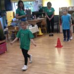 Dziewczynka niesie woreczek na głowie