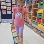 Dziewczynka przechodzi po ścieżce sensorycznej