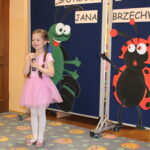 Dziewczynka recytuje wiersz