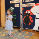 Dziewczynka recytuje wiersz Jana Brzechwy