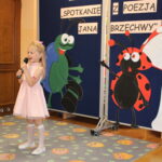 Dziewczynka recytuje wiersz- Kaczka Dziwaczka