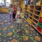 Dziewczynka skacze do hula hop