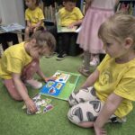 Dziewczynka układa puzzle