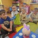 Dziewczynka wyciąga klocka z magicznego worka