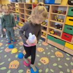 Dziewczynka z Alilo przechodzi po jeżykach gimnastycznych