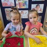 Dziewczynki dotykają mokrego ryżu