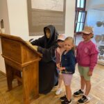 Dziewczynki obok figury Gala Anonima