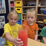 Dziewczynki obserwują doświadcznie