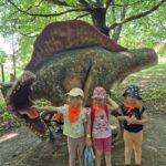 Dziewczynki oglądaja dinozaura