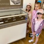 Dziewczynki przy gablocie z eksponstami