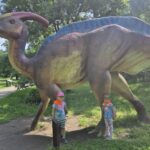 Dziwczynki przy dinozaurze