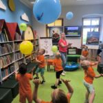 Grupowa zabawa z balonami