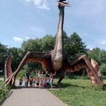 Grupowe przy ogromnym dinozaurze