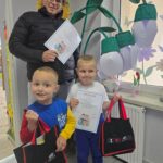 dzieci z mamą i nagrodami
