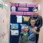 dzieci z mamą i nagrodami