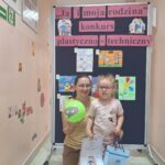 dzieci z mamą i nagrodami