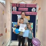 dzieci z mamą i nagrodami