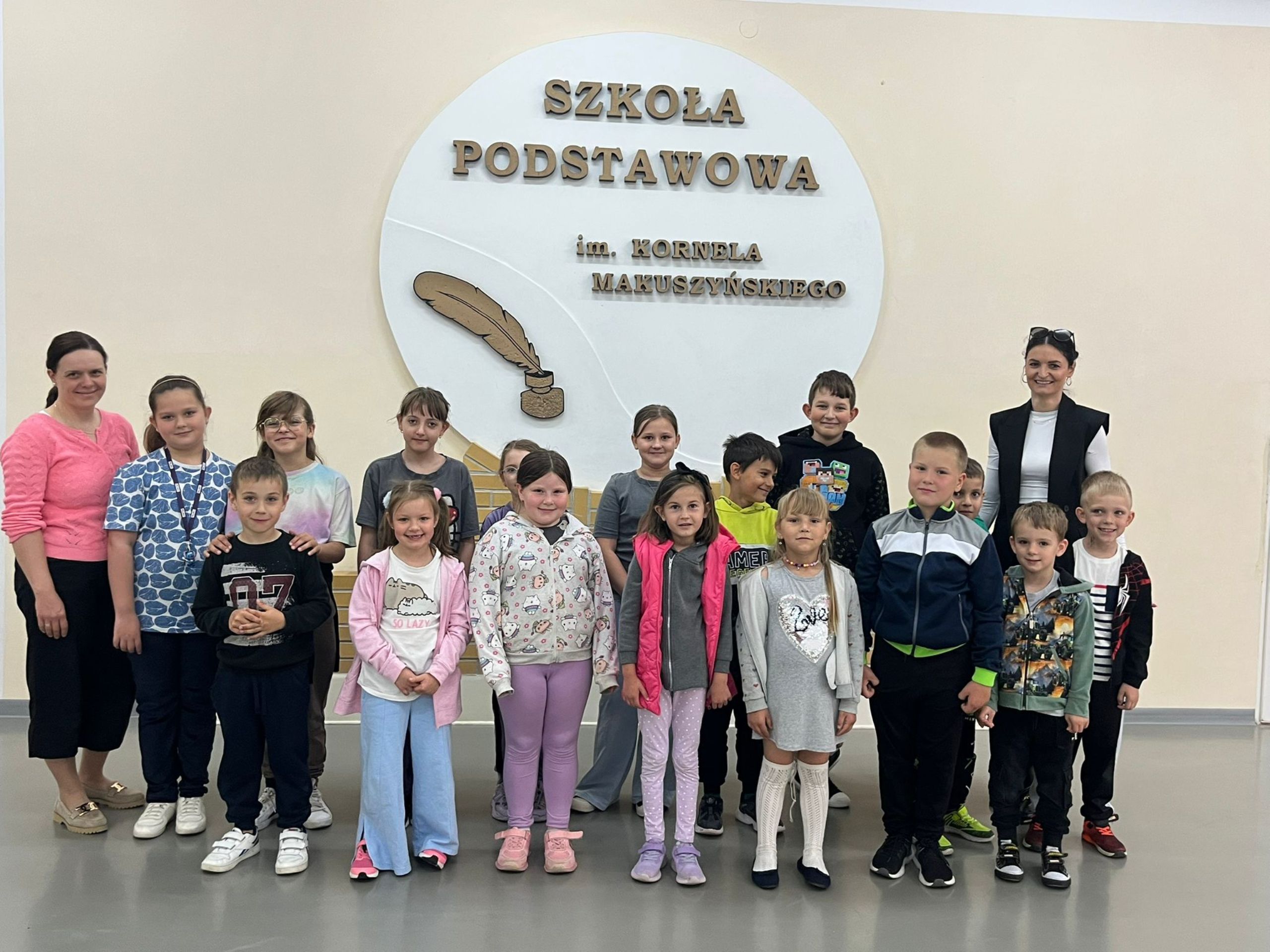 dzieci z oddziału Stokrotki i III klasa