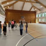 dzieci na hali sportowej