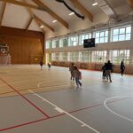 dzieci na hali sportowej