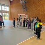 dzieci na hali sportowej