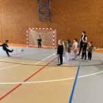 dzieci na hali sportowej