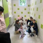 dzieci na hali sportowej