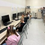 dzieci w sali informatycznej