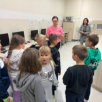 dzieci w sali informatycznej