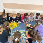 dzieci grają w gry planszowe