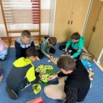 dzieci grają w gry planszowe