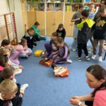 dzieci grają w gry planszowe