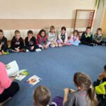 pani zapoznaje dzieci z książkami