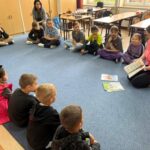 pani zapoznaje dzieci z książkami