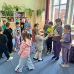 pani zapoznaje dzieci z książkami