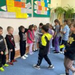 dzieci wręczają upominki