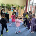 dzieci wręczają upominki