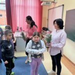 dzieci wręczają upominki