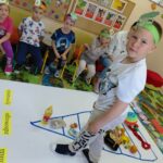 dzieci układają piramidę zdrowego żywienia