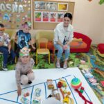 dzieci układają piramidę zdrowego żywienia