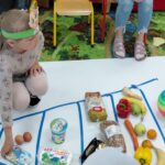 dzieci układają piramidę zdrowego żywienia