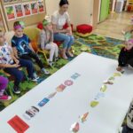 dzieci układają obrazki