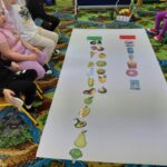 dzieci układają obrazki