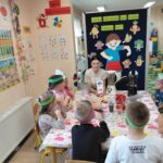 dzieci wykonują sok i koktajl