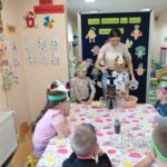 dzieci wykonują sok i koktajl