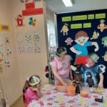 dzieci wykonują sok i koktajl