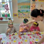 dzieci wykonują sok i koktajl