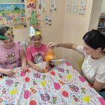 dzieci wykonują sok i koktajl