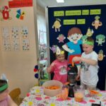 dzieci wykonują sok i koktajl